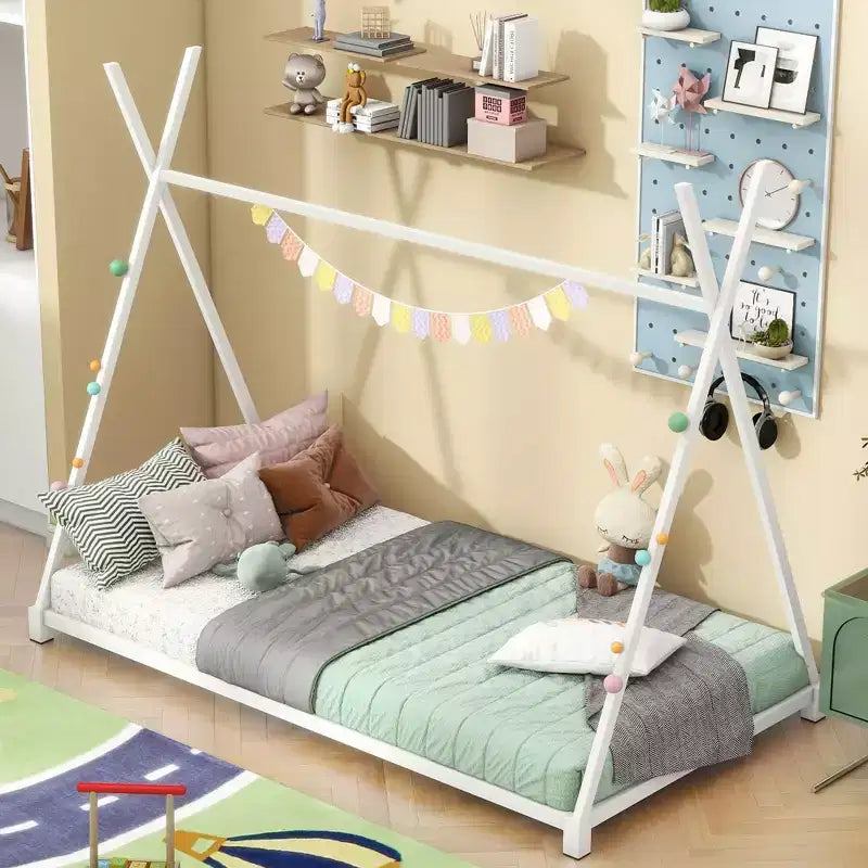 Lit plateforme double en métal avec structure triangulaire pour chambre, blanc
