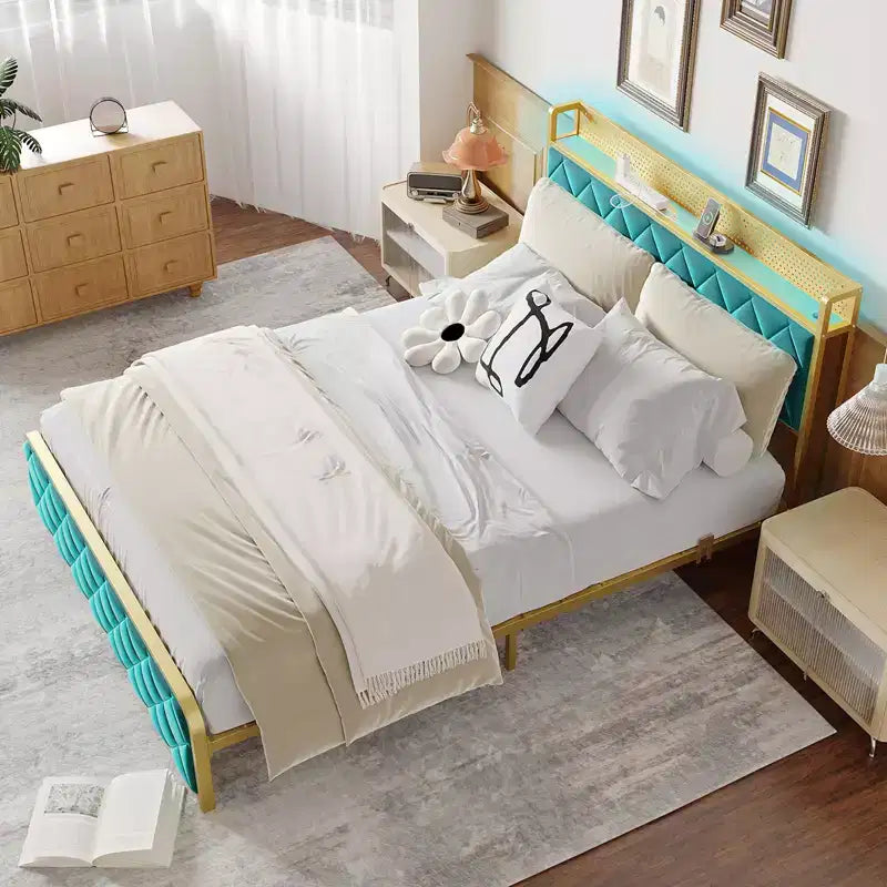 Cadre de lit plateforme King Size avec station de recharge et lumières LED, cadre de lit King avec tête de lit de rangement en velours